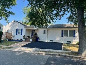 301 Laurel Rd in Northport, NY - Building Photo - Building Photo