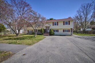 37 Locust St in Burlington, MA - Building Photo - Building Photo