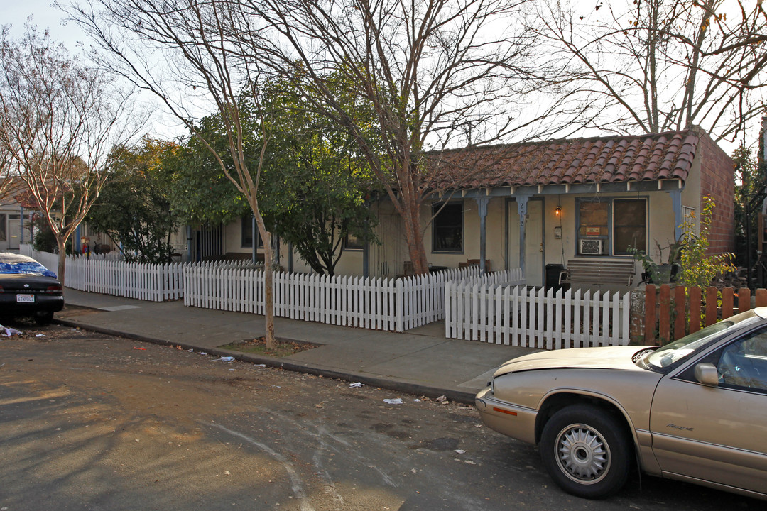 2381-2391 Fairfield St in Sacramento, CA - Building Photo