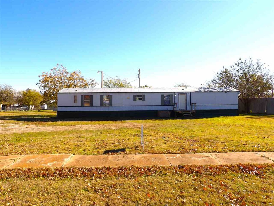 408 Potter St in Indiahoma, OK - Building Photo