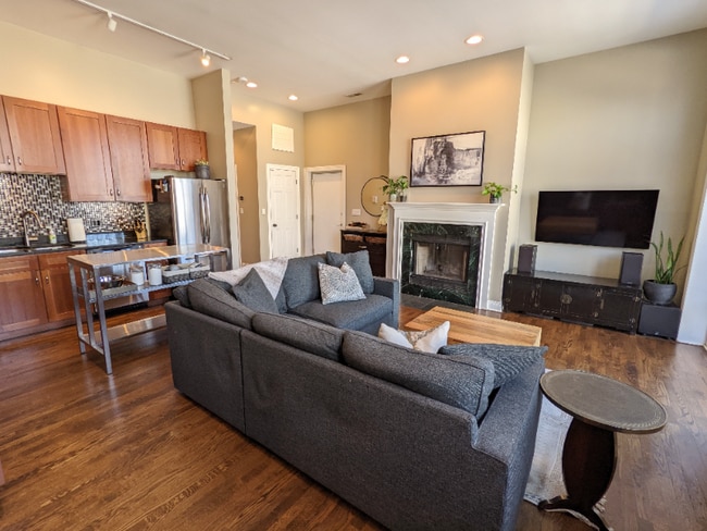 1803 W Thomas St, Unit APT 6 in Chicago, IL - Building Photo - Building Photo