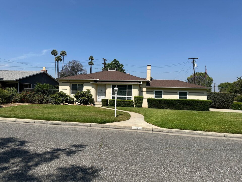6813 Valencia St in Riverside, CA - Building Photo