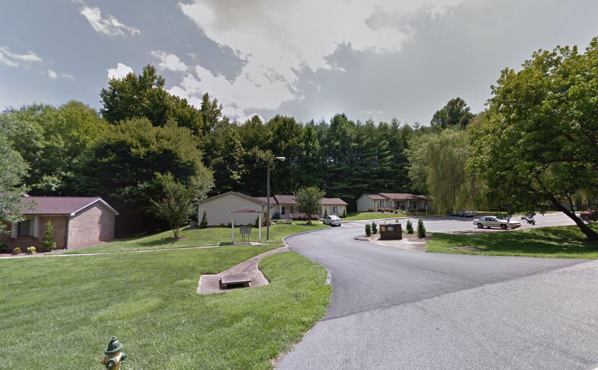 Cedar Run Apartments in Lenoir, NC - Building Photo