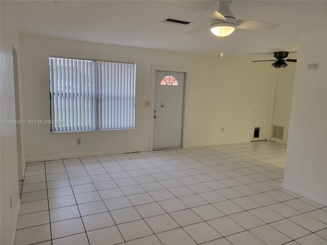 7101 NW 24th St in Sunrise, FL - Building Photo - Building Photo