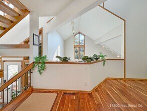 13900 Hill Ridge Dr in Hopkins, MN - Foto de edificio - Building Photo