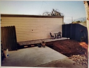 745 S Lark Ellen Ave in Azusa, CA - Foto de edificio - Building Photo