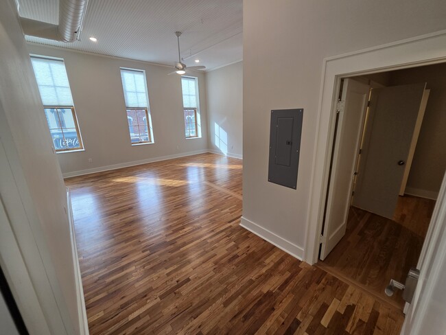 122 Main St, Unit 1 in Cedar Falls, IA - Foto de edificio - Building Photo