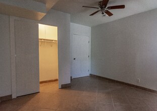 811 Barrymore Blvd in Baytown, TX - Foto de edificio - Building Photo