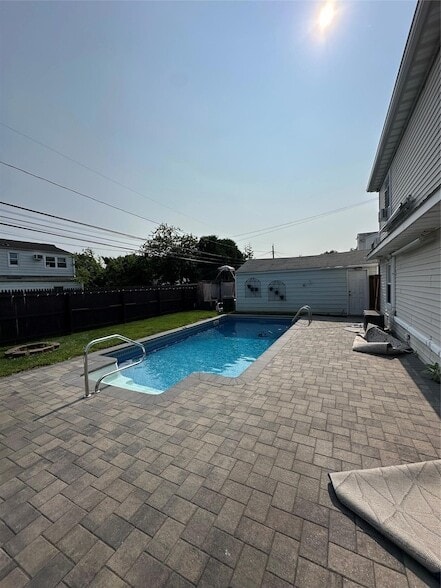12 Green Ln in Levittown, NY - Building Photo