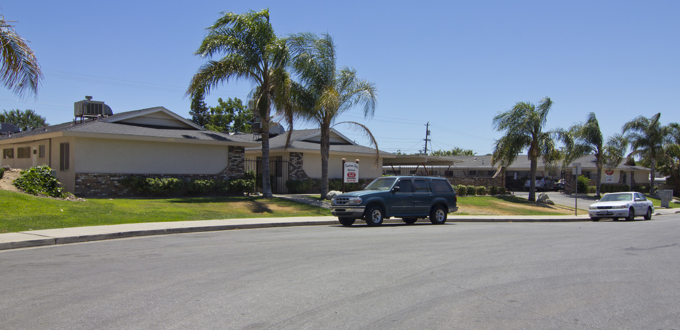 2521-2527 Bishop Dr in Bakersfield, CA - Building Photo