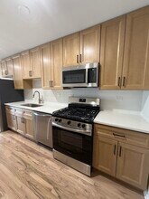 2411 N Kennicott Dr in Arlington Heights, IL - Building Photo - Building Photo