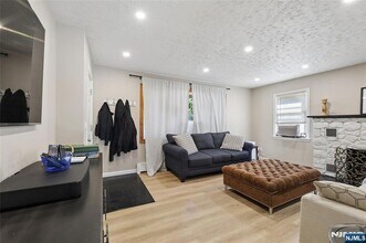 40 Ames Ave in Bergenfield, NJ - Foto de edificio - Building Photo