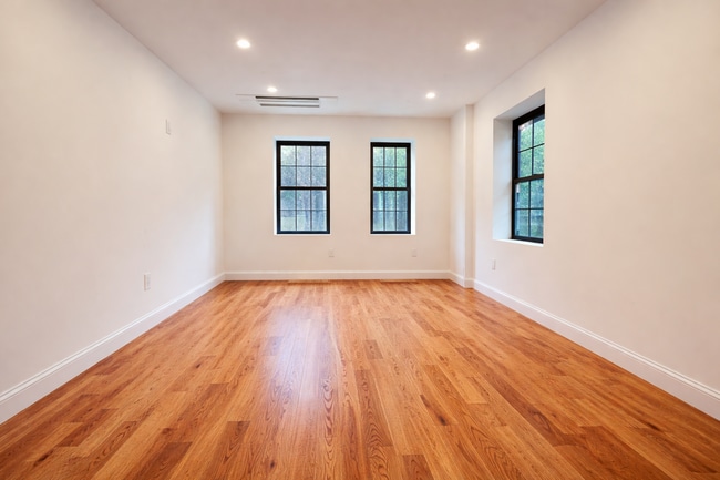 77 E 119th St, Unit East 119th in New York, NY - Foto de edificio - Building Photo