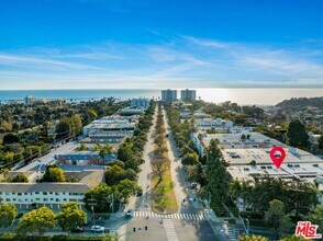 222 7th St in Santa Monica, CA - Foto de edificio - Building Photo