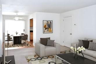 Court Royale in Schenectady, NY - Building Photo - Building Photo