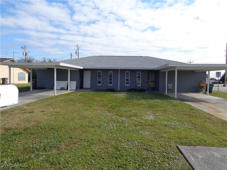 1939 SE 15th Pl in Cape Coral, FL - Building Photo