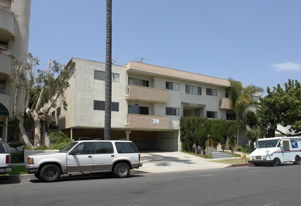 4929 Rosewood Ave in Los Angeles, CA - Foto de edificio