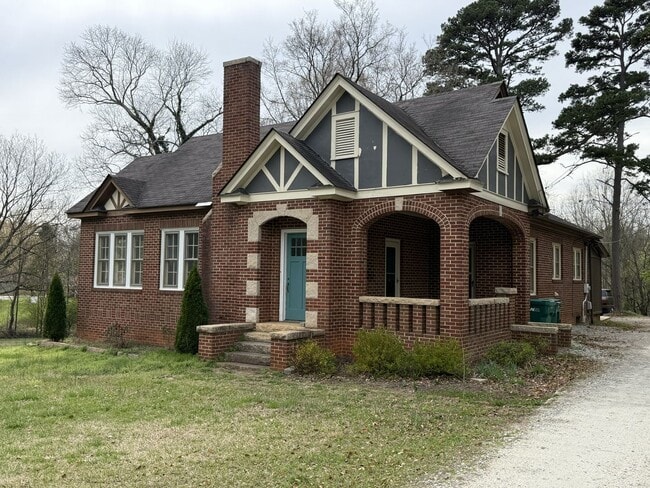 property at 817 N Salisbury Ave