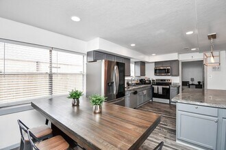 15711 Creekhaven Dr in Houston, TX - Building Photo - Building Photo