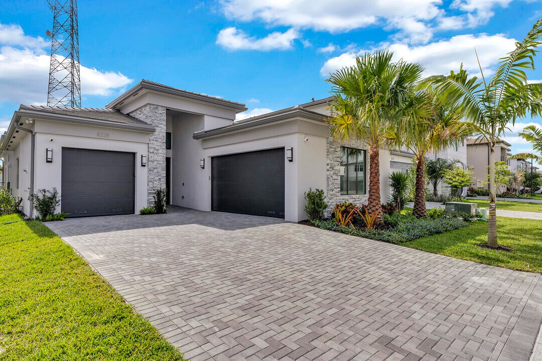 8228 Essex Country Clb Dr in Boca Raton, FL - Building Photo