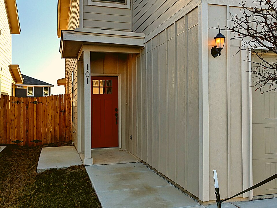 7613 Agave Bnd, Unit 102 in San Antonio, TX - Foto de edificio