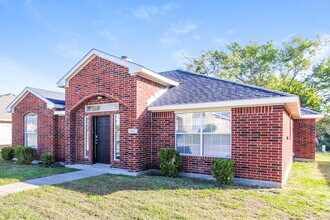 1142 Barrymore Ln in Duncanville, TX - Building Photo - Building Photo