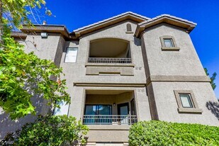 8250 N Grand Canyon Dr in Las Vegas, NV - Building Photo