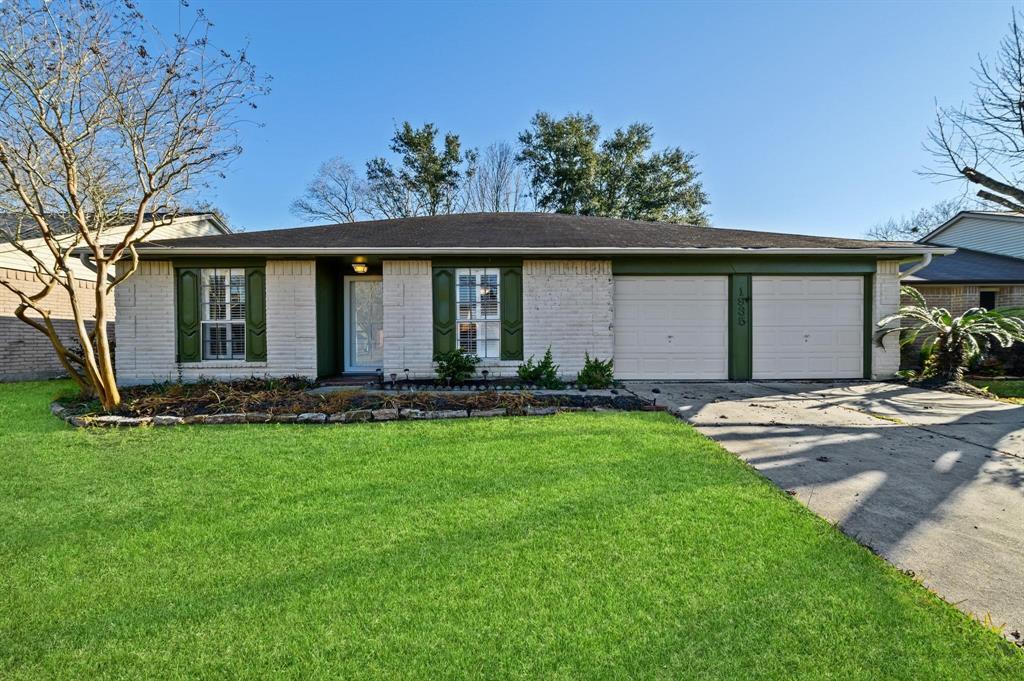 1935 Pilgrims Point Dr in Friendswood, TX - Building Photo