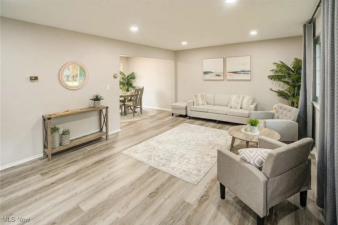 38109 Poplar Dr in Willoughby, OH - Foto de edificio