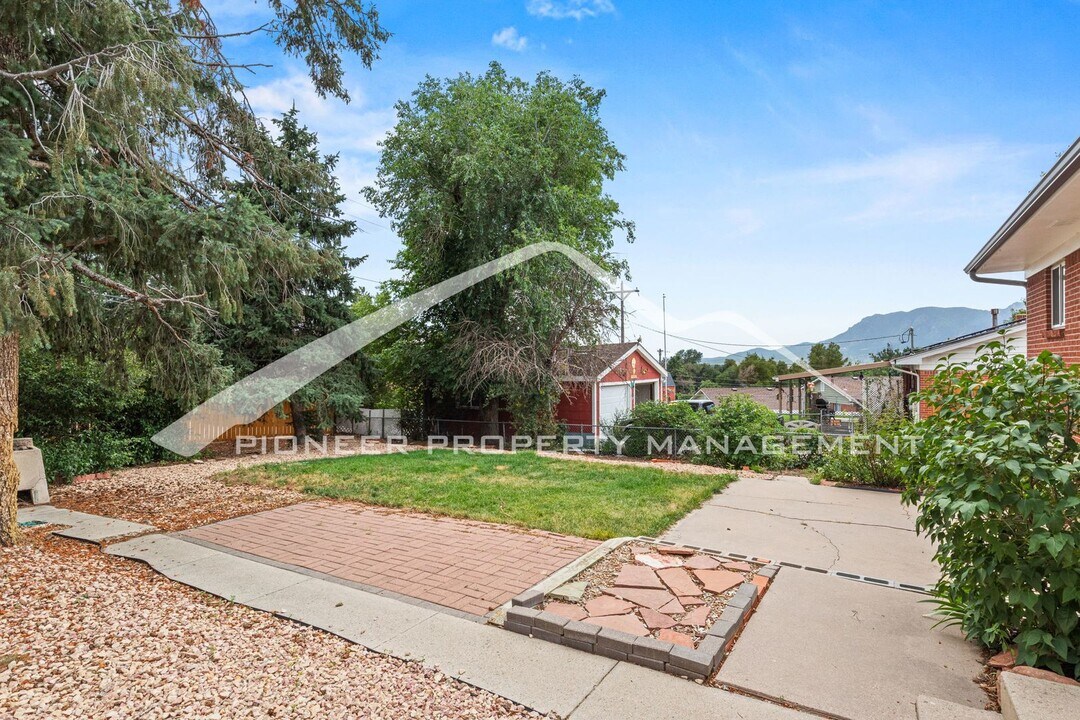 17 N Garland Ave in Colorado Springs, CO - Building Photo