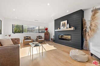 8547 Shoup Ave, Unit 2 in Los Angeles, CA - Foto de edificio - Building Photo