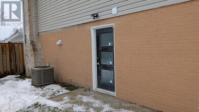 20 Meadowland Ave in Barrie, ON - Building Photo - Building Photo