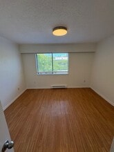 1111 Hillside Ave in Victoria, BC - Building Photo - Building Photo