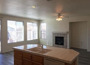 5921 Caddington Way in Sacramento, CA - Building Photo - Building Photo