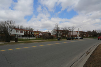 1500 Sandhurst Cir in Toronto, ON - Building Photo - Primary Photo