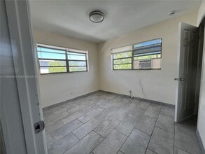 2760 SW 2nd St in Fort Lauderdale, FL - Building Photo - Building Photo