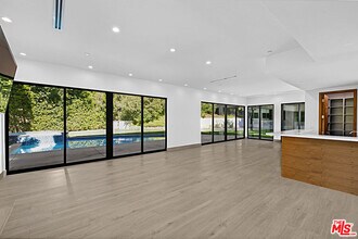 11200 Dona Lola Dr in Los Angeles, CA - Building Photo - Building Photo