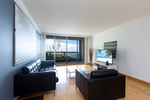 1717 N Bayshore Dr in Miami, FL - Building Photo