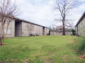 Tanglewood Apartments in Pineville, LA - Building Photo - Building Photo