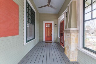 1122 W Summit Ave. in San Antonio, TX - Foto de edificio - Building Photo