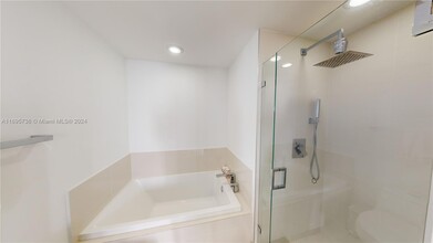 55 SW 9th St, Unit 3108 in Miami, FL - Building Photo - Building Photo