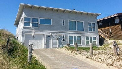 702 NW Oceania Dr in Waldport, OR - Building Photo - Building Photo
