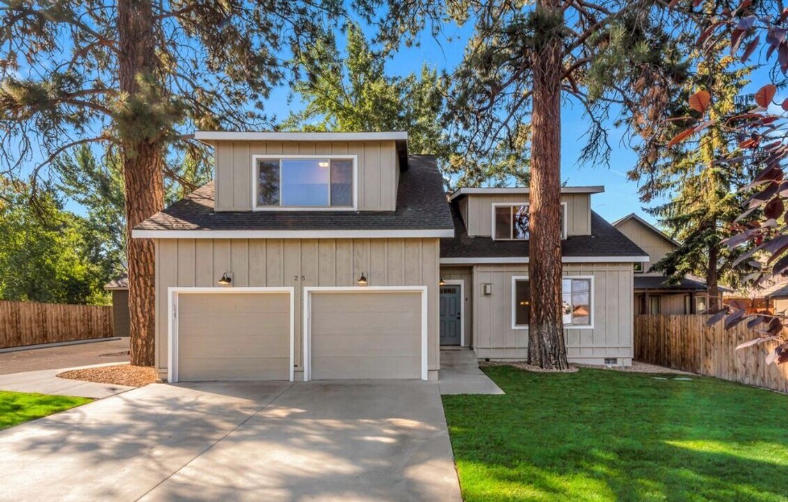 25 SW Roosevelt Ave in Bend, OR - Building Photo