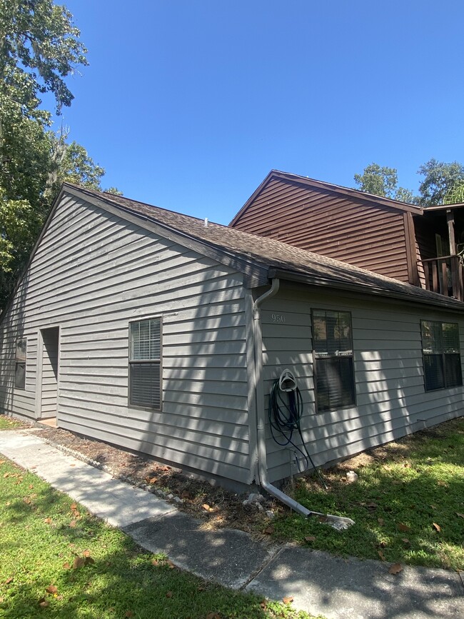 950 Village Dr in Brooksville, FL - Foto de edificio - Building Photo