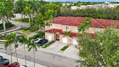 7923 N Southwood Cir in Davie, FL - Building Photo - Building Photo