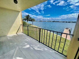 300 Croton Ave in Lantana, FL - Building Photo