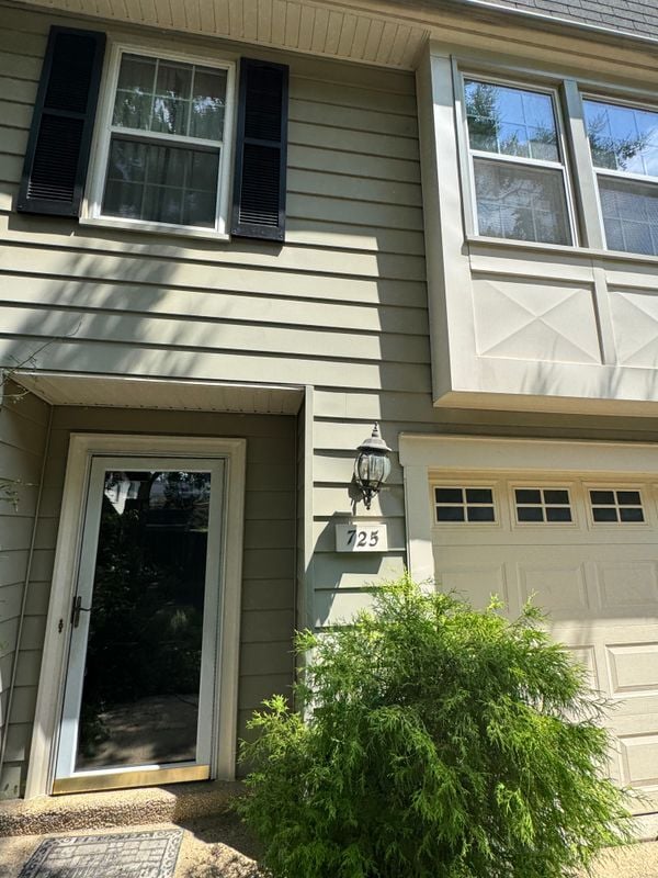 property at 725 Twin Holly Ln