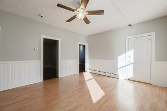 327 High St in Bristol, RI - Foto de edificio - Building Photo