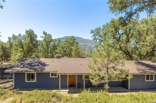 48220 White Oak Dr in Oakhurst, CA - Building Photo
