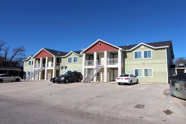 Park View Apartments in Devine, TX - Building Photo - Building Photo